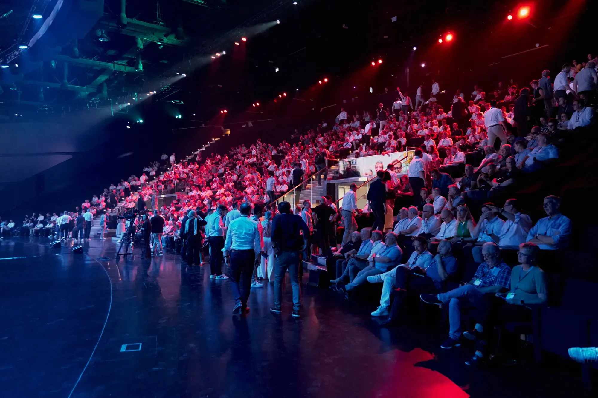 Volle Arena mit Publikum beim Fsas Technologies Summit 2025